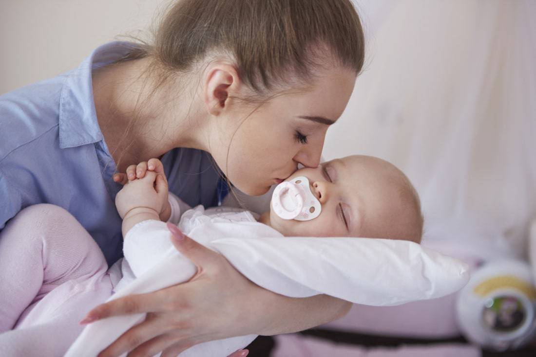 Warum das Wecken eines Babys den Schlaf verbessern kann