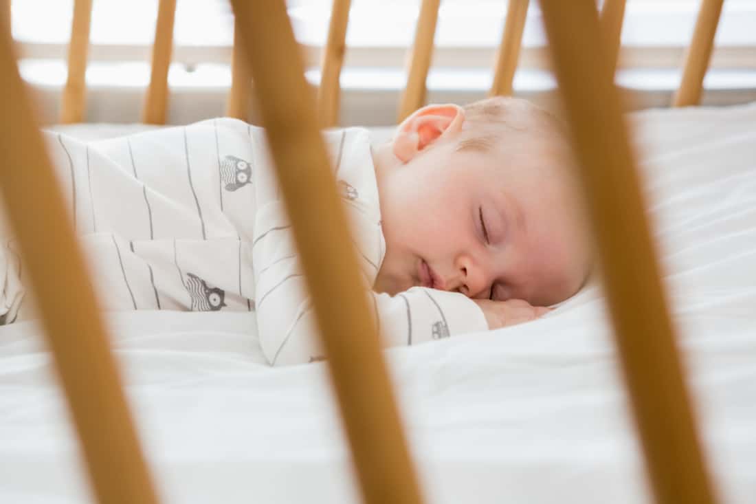 Wie bringe ich mein Baby dazu, in der Wiege zu schlafen?