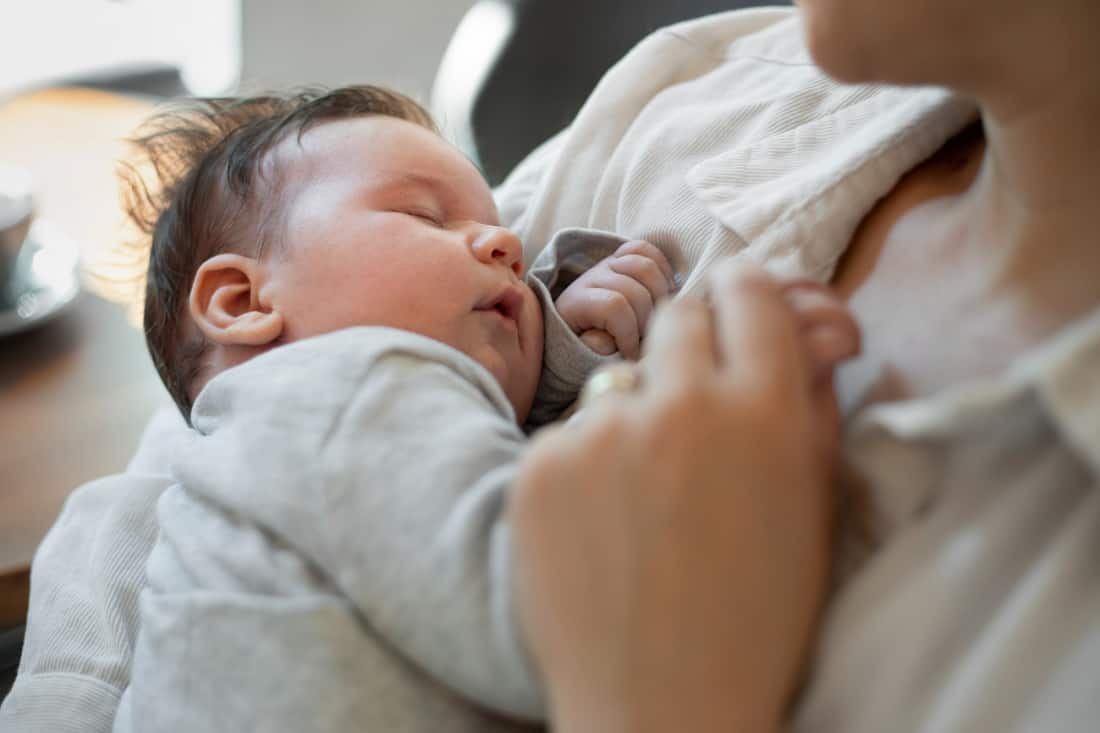 Hilfe: Baby wacht nachts alle zwei Stunden auf